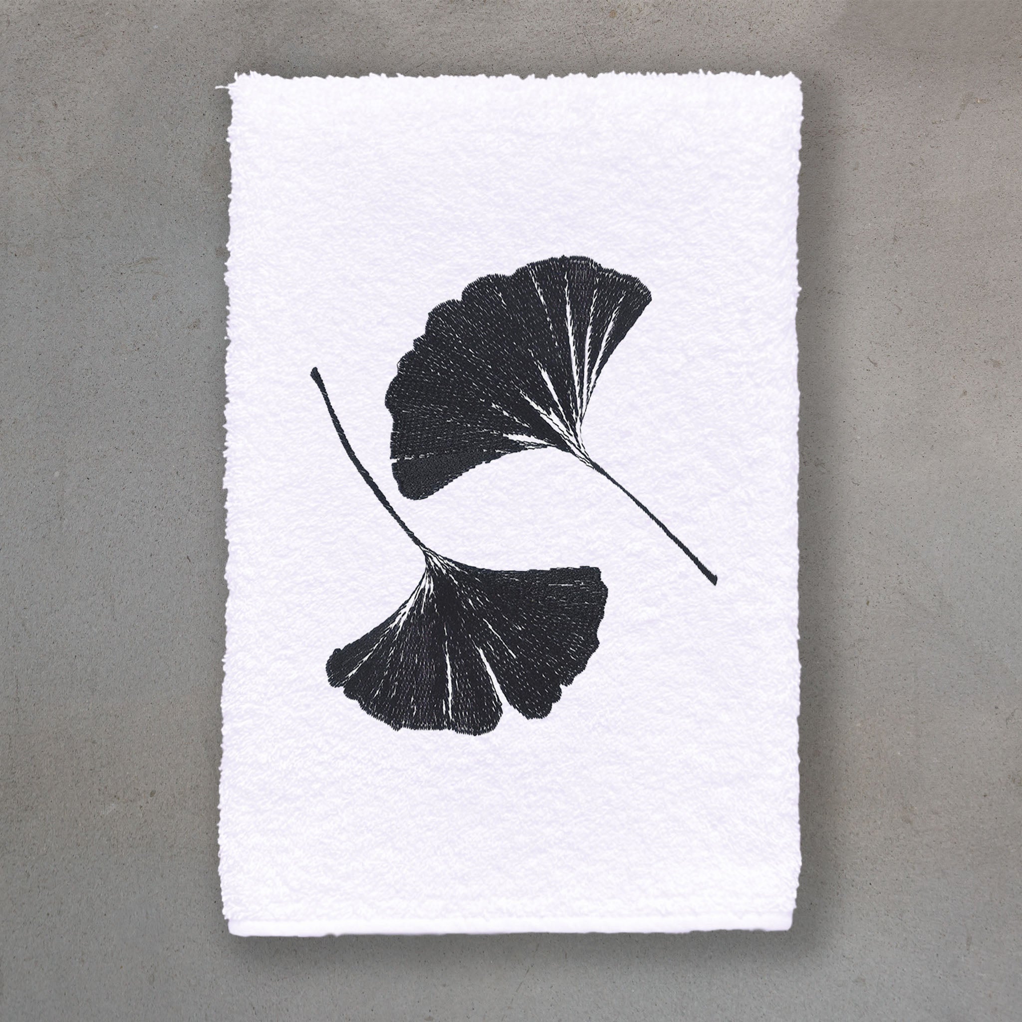 Ginkgo Black | White Roma